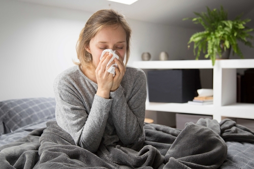 Últimas notícias da empresa sobre É COVID ou um frio? Como saber como casos de Omicron aumente